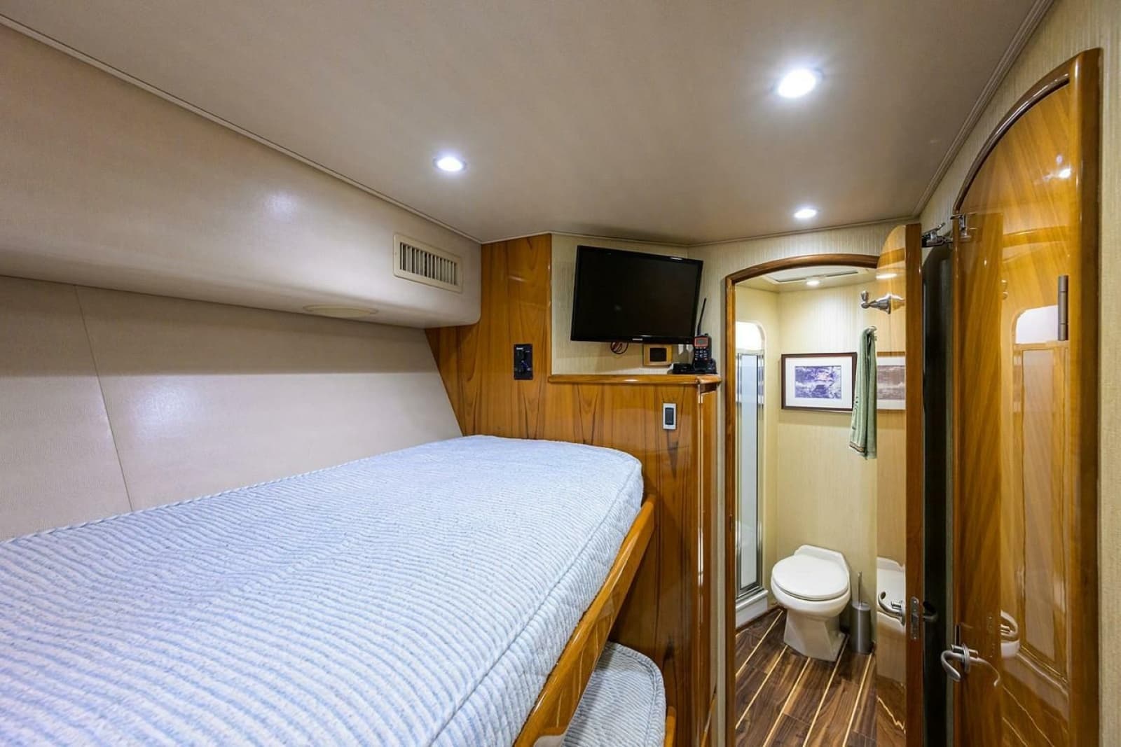 2013 Viking Enclosed Bridge SF 2013 - Photo 17