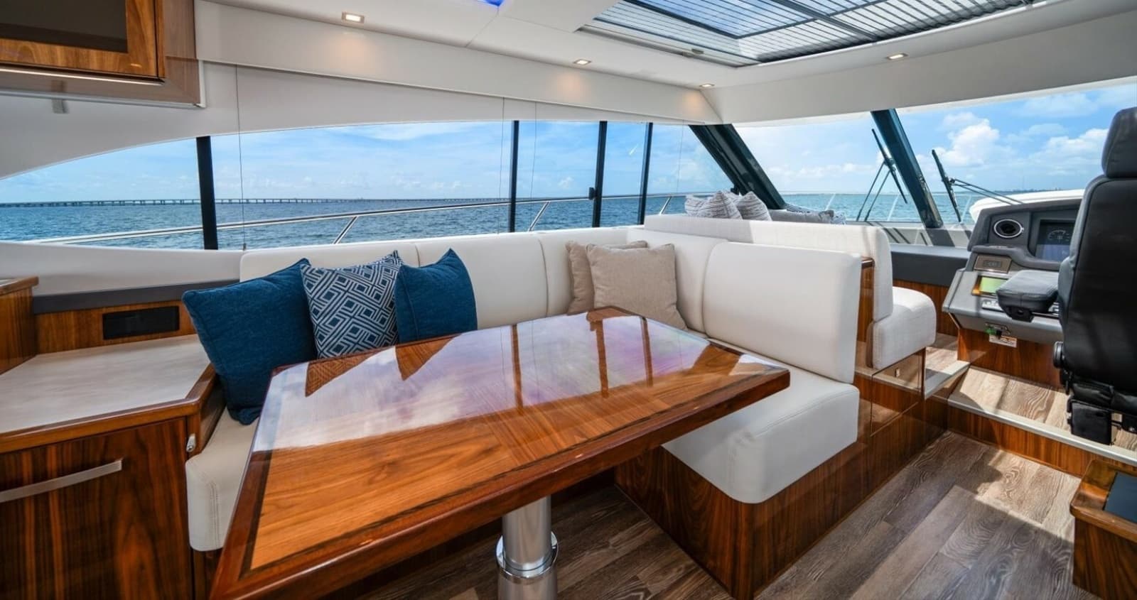 2023 Riviera 5400 Sport Yacht - Photo 7