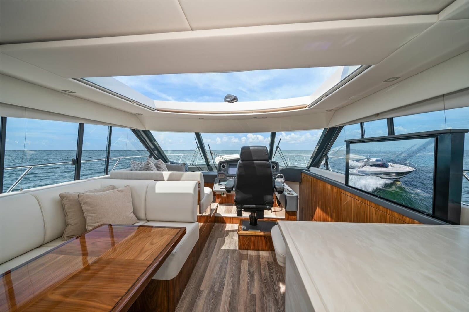 2023 Riviera 5400 Sport Yacht - Photo 3