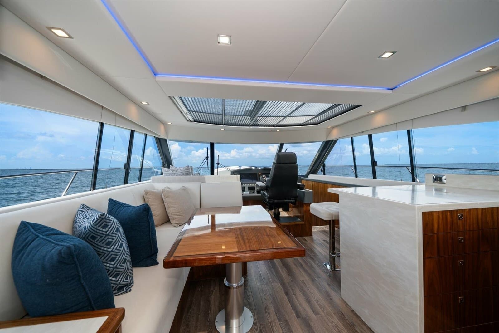 2023 Riviera 5400 Sport Yacht - Photo 25