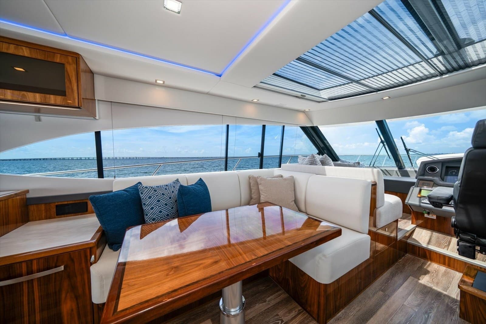 2023 Riviera 5400 Sport Yacht - Photo 26