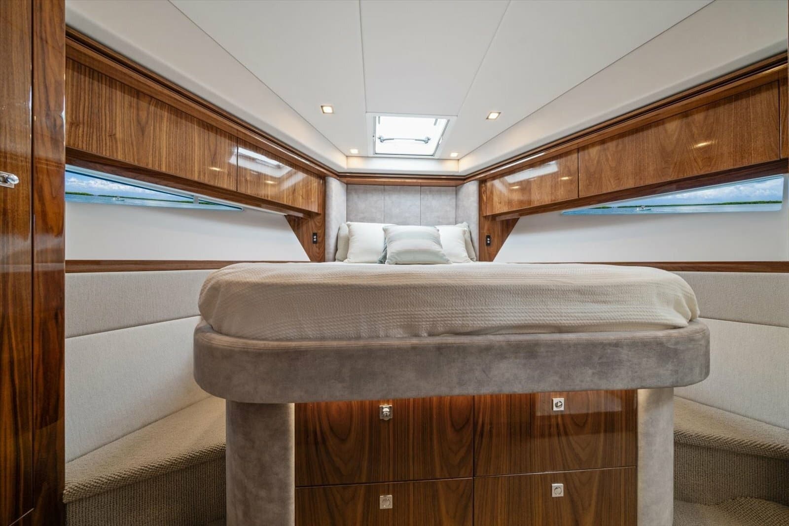 2023 Riviera 5400 Sport Yacht - Photo 40