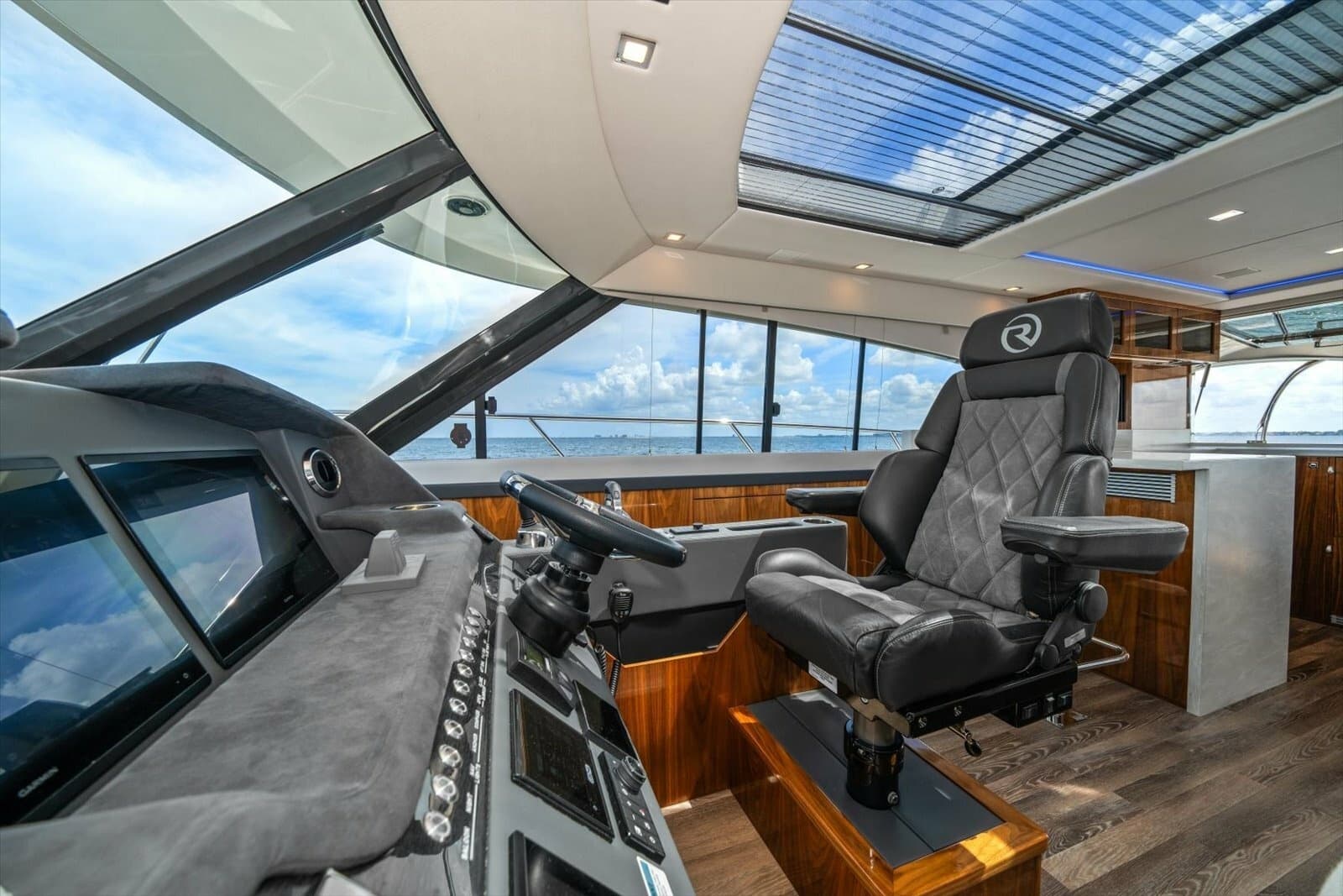 2023 Riviera 5400 Sport Yacht - Photo 30