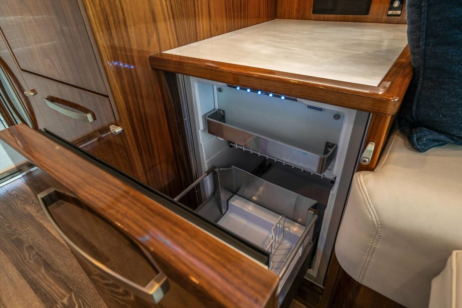 2023 Riviera 5400 Sport Yacht - Photo 22