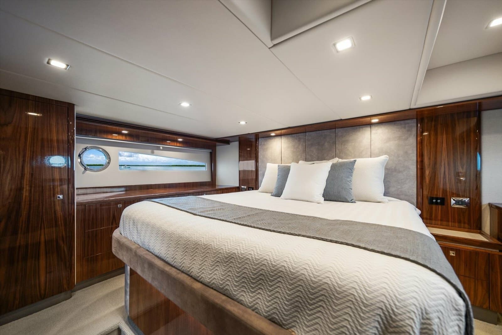 2023 Riviera 5400 Sport Yacht - Photo 35