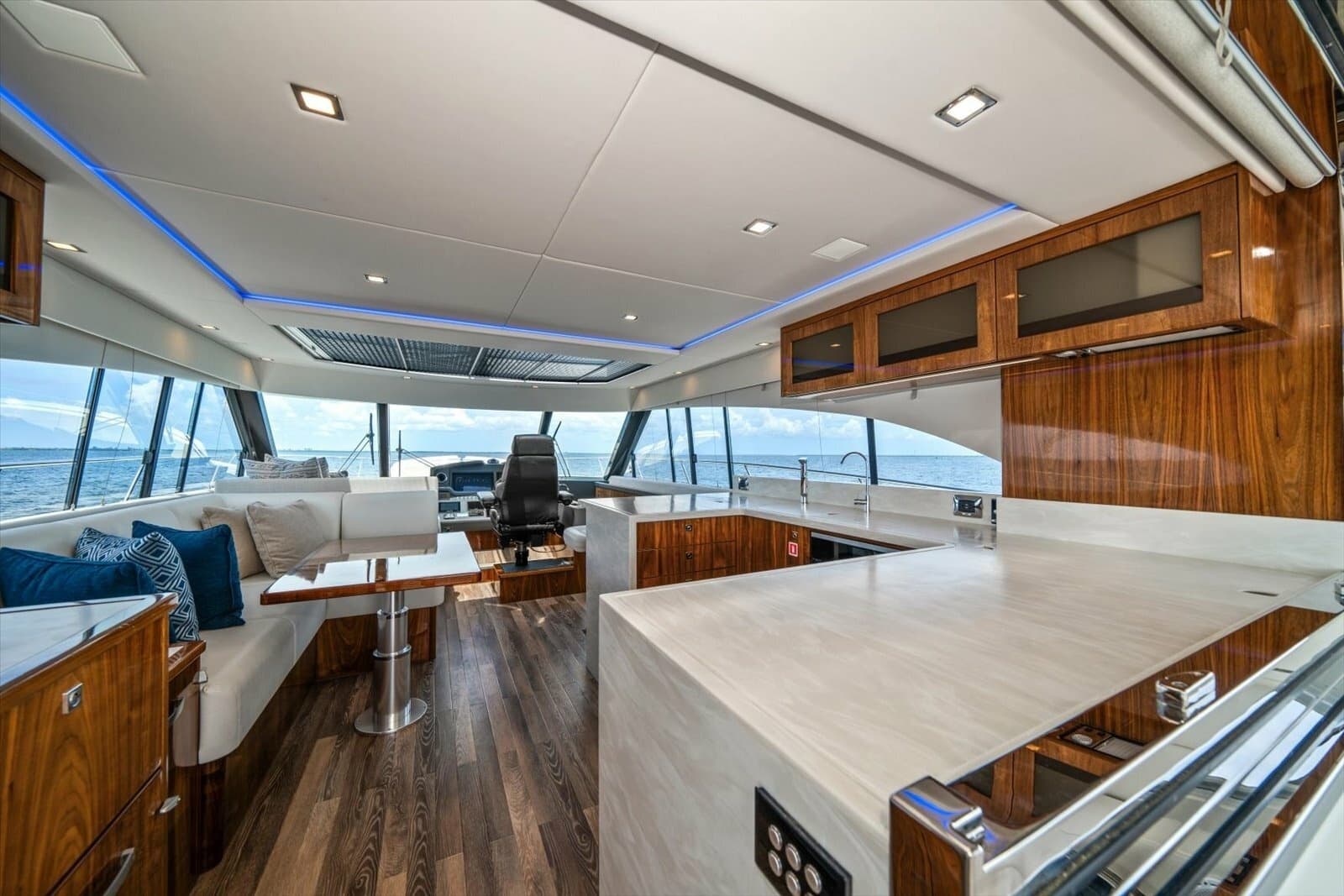 2023 Riviera 5400 Sport Yacht - Photo 17
