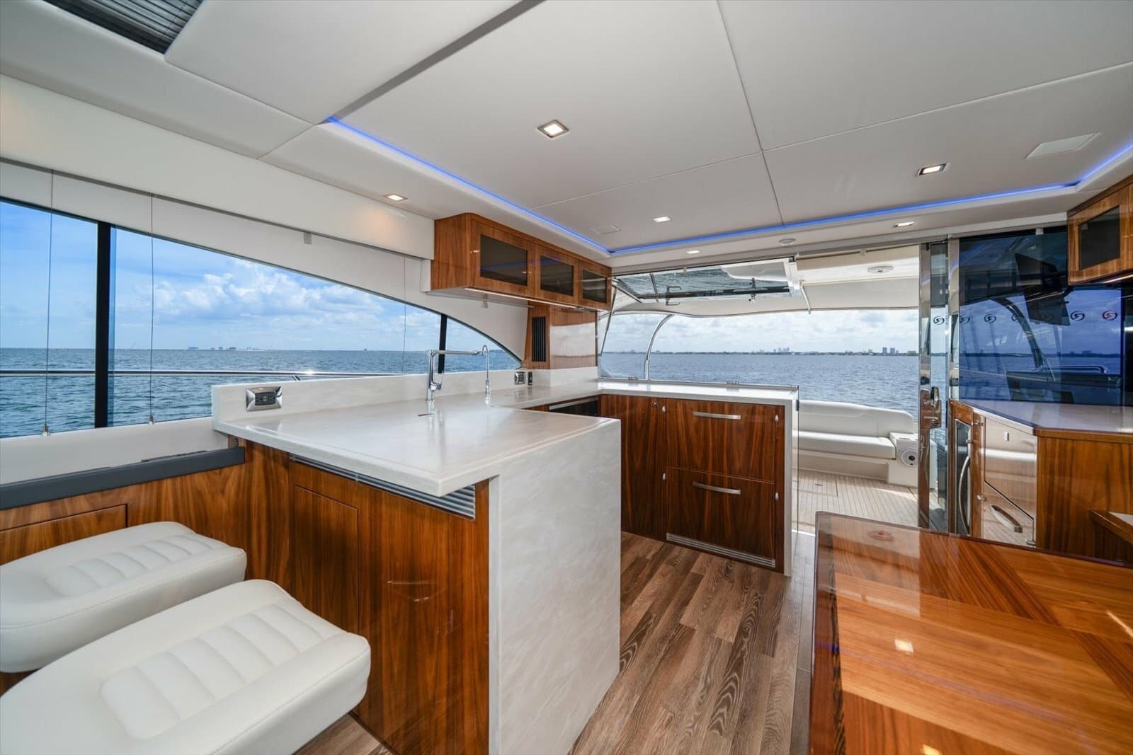 2023 Riviera 5400 Sport Yacht - Photo 20