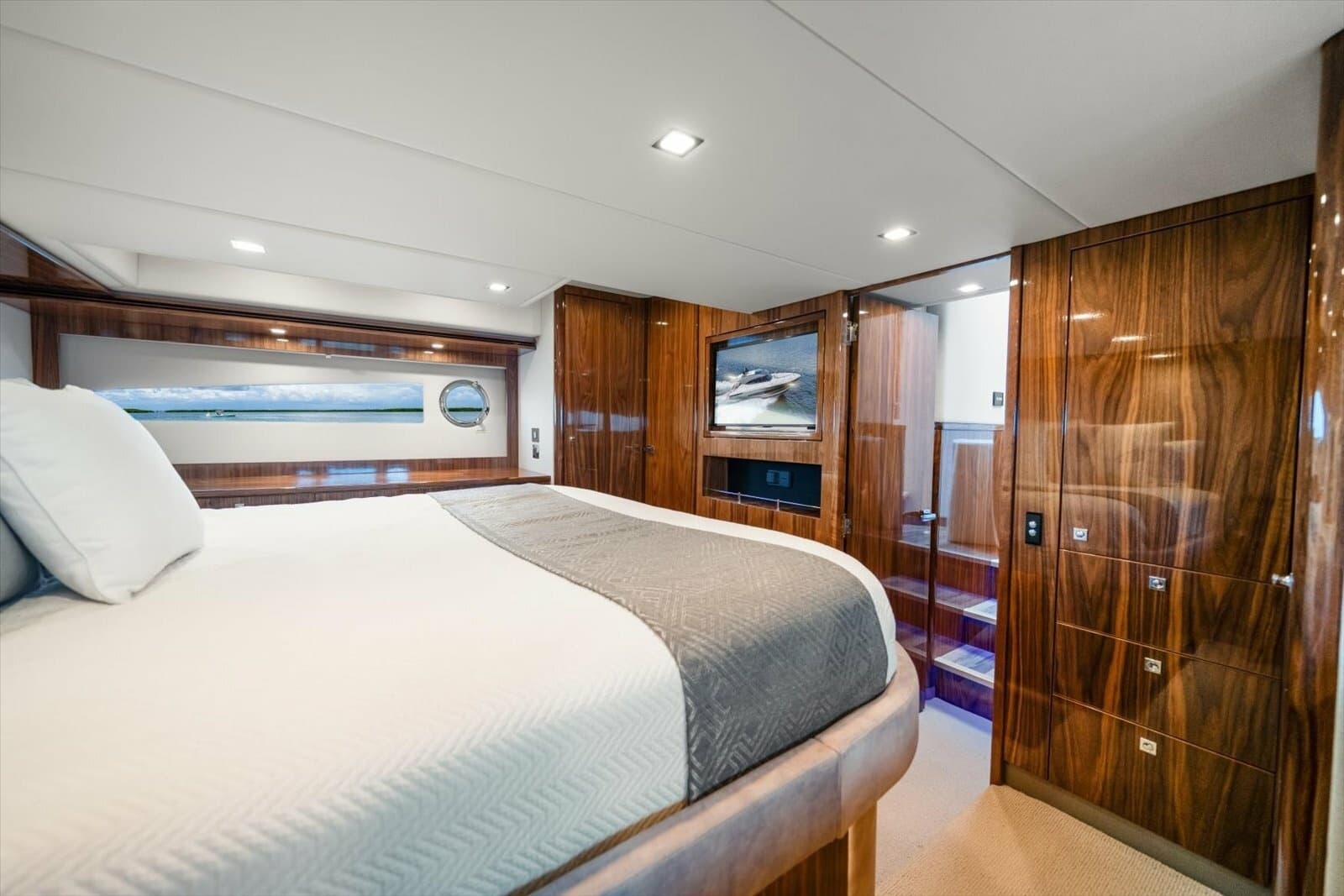 2023 Riviera 5400 Sport Yacht - Photo 36