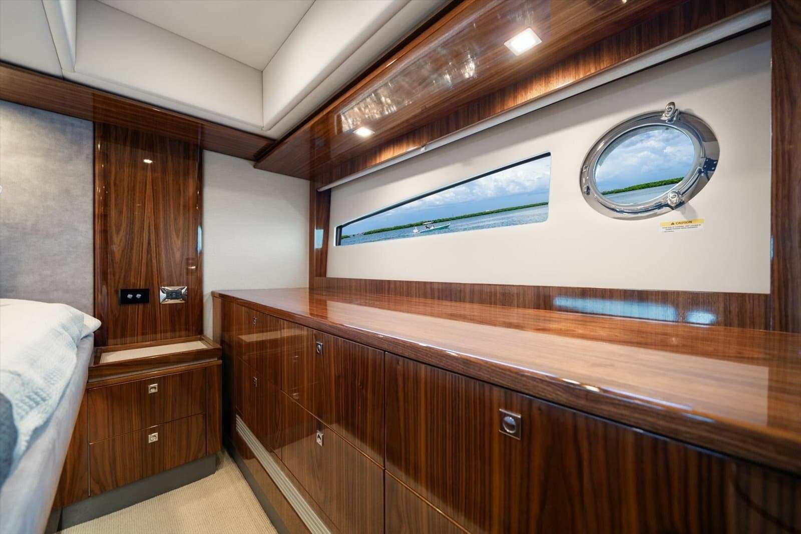 2023 Riviera 5400 Sport Yacht - Photo 37