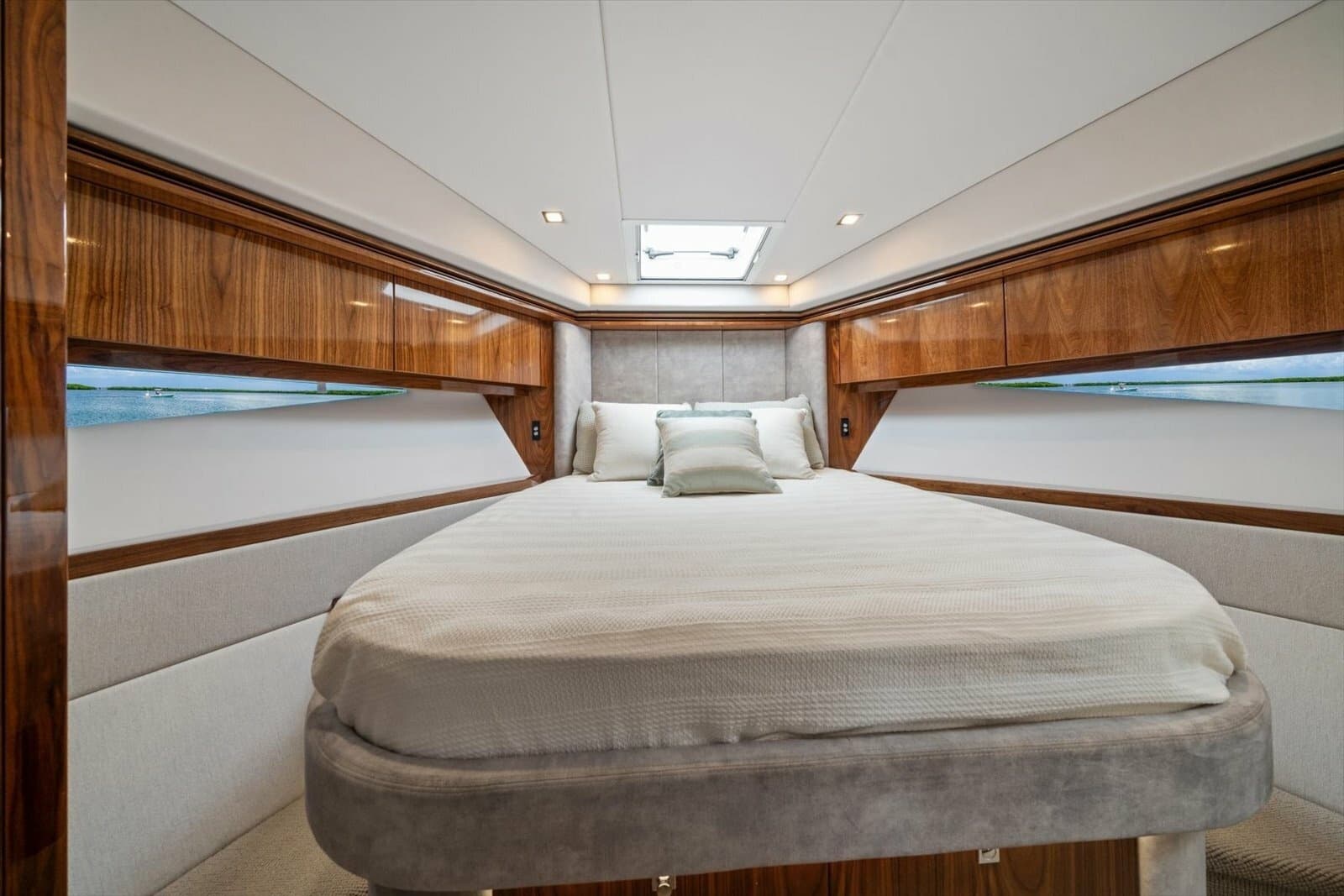 2023 Riviera 5400 Sport Yacht - Photo 39