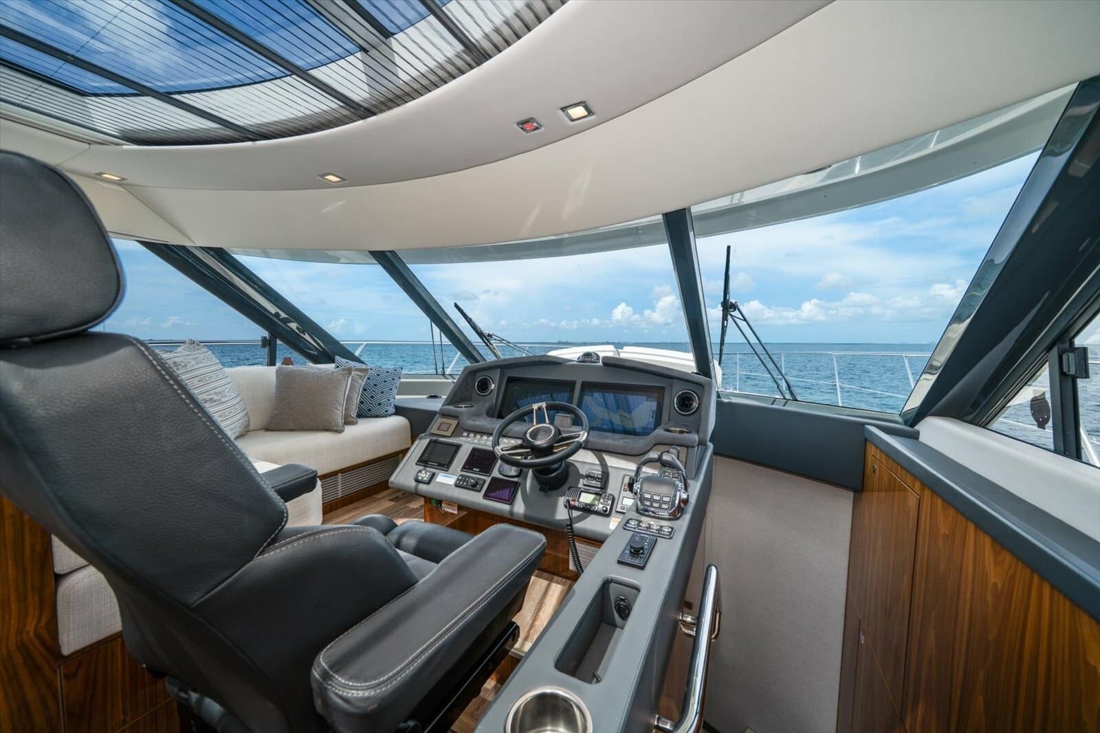 2023 Riviera 5400 Sport Yacht - Photo 4