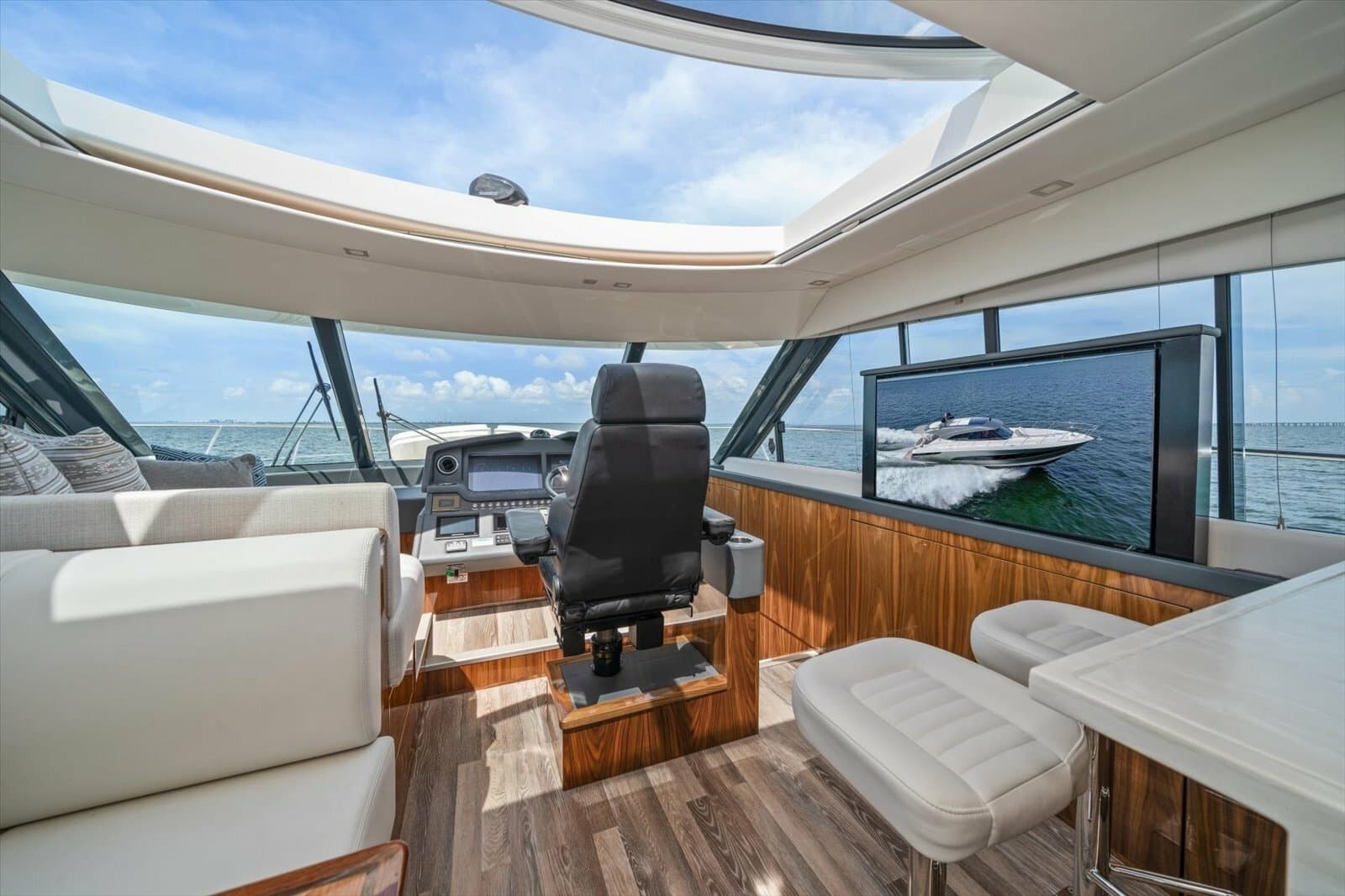 2023 Riviera 5400 Sport Yacht - Photo 28