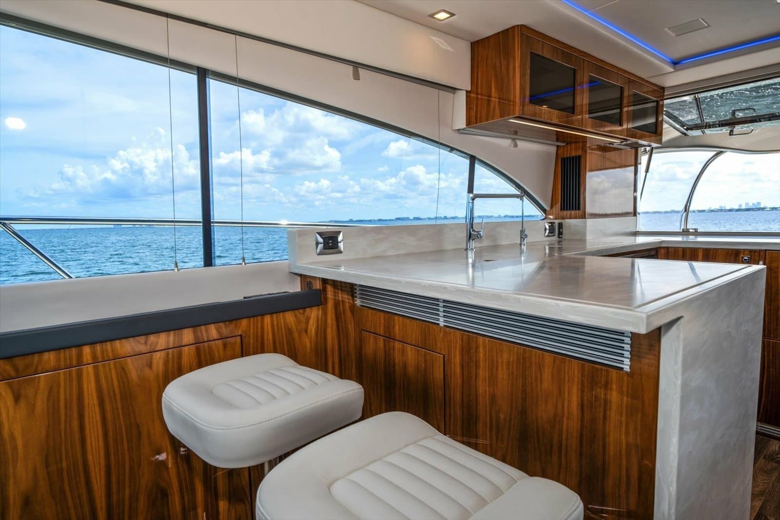 2023 Riviera 5400 Sport Yacht - Photo 27