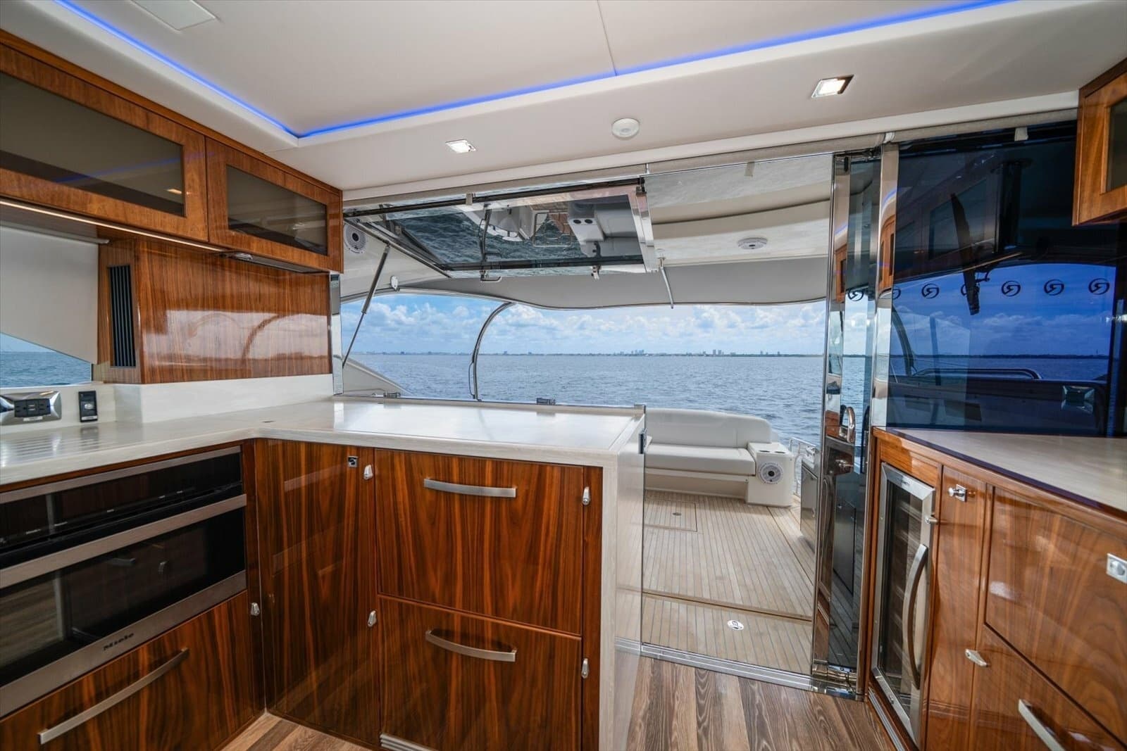 2023 Riviera 5400 Sport Yacht - Photo 18