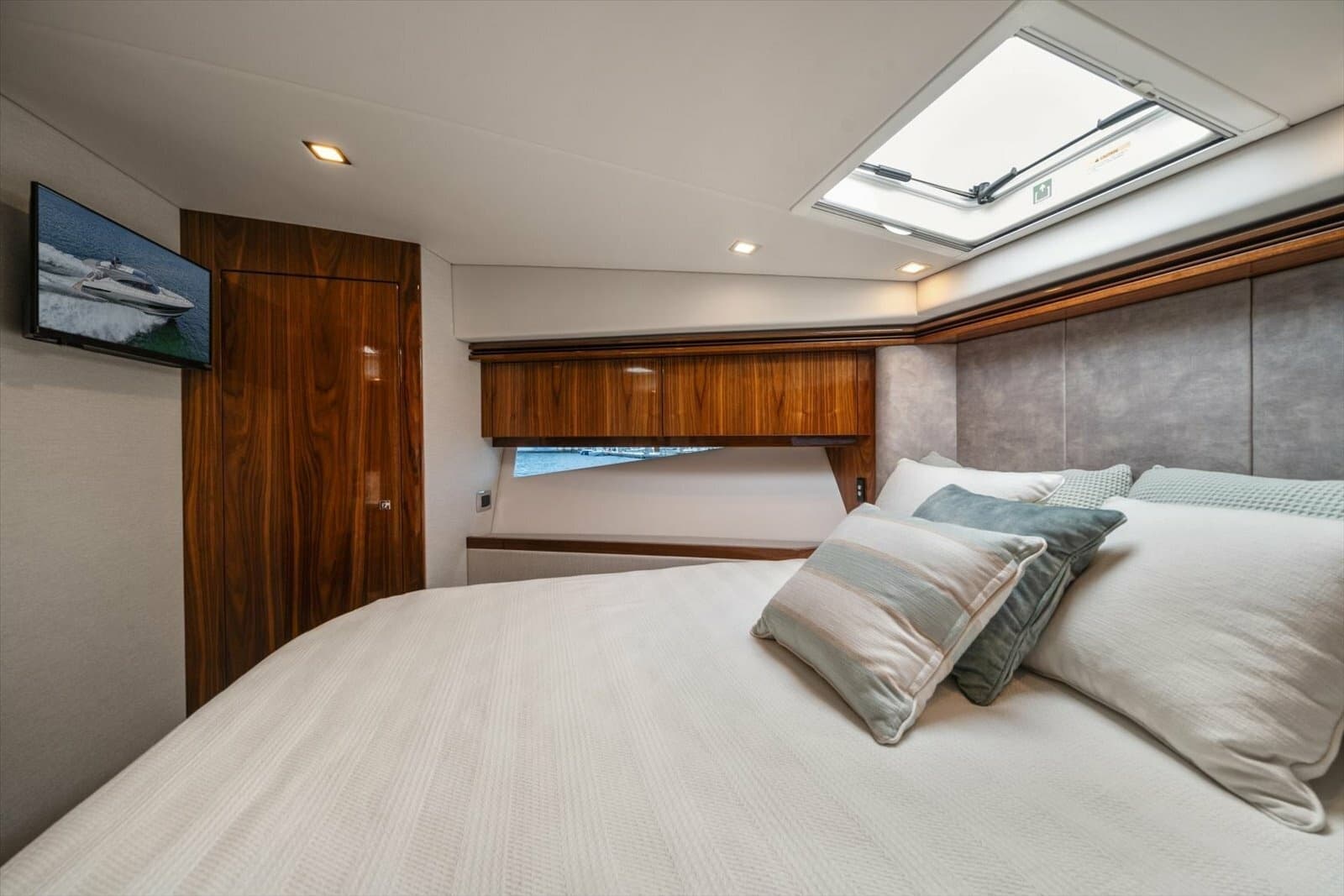 2023 Riviera 5400 Sport Yacht - Photo 41
