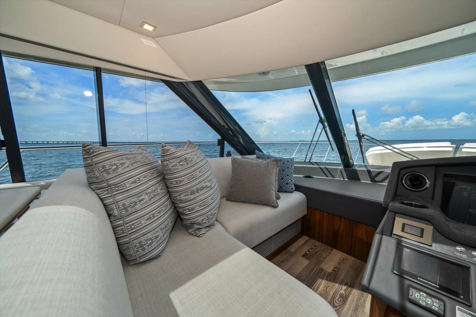 2023 Riviera 5400 Sport Yacht - Photo 29