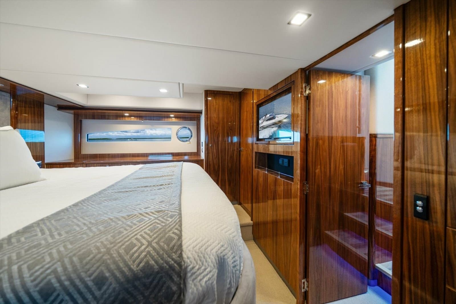 2023 Riviera 5400 Sport Yacht - Photo 38
