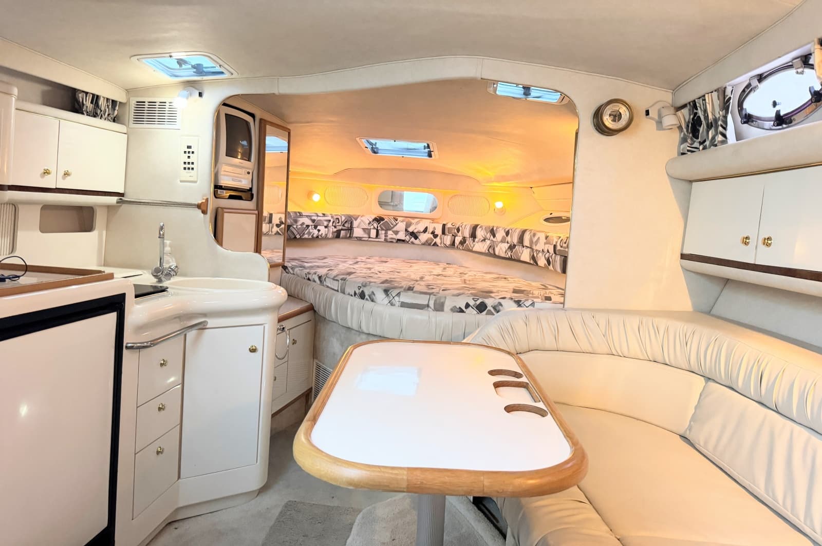 1997 Sea Ray 330 Sundancer - Photo 16