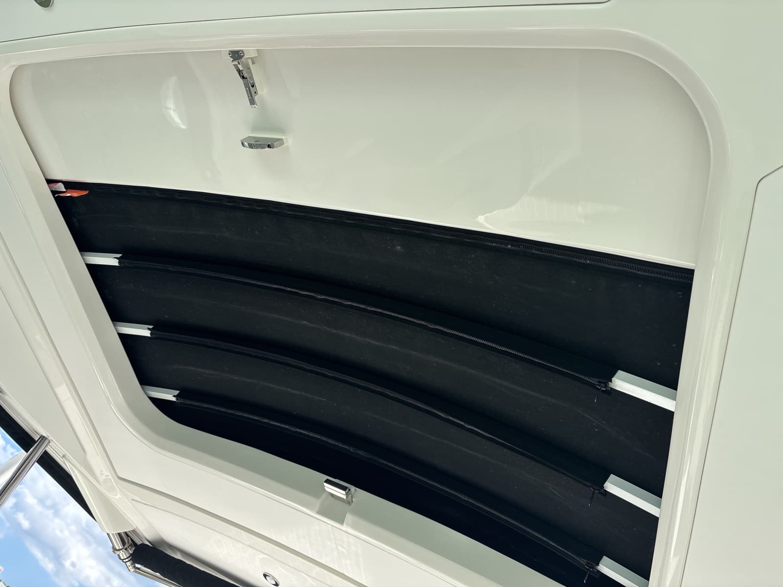 2023 Sea Ray 320 Sundancer - Photo 7