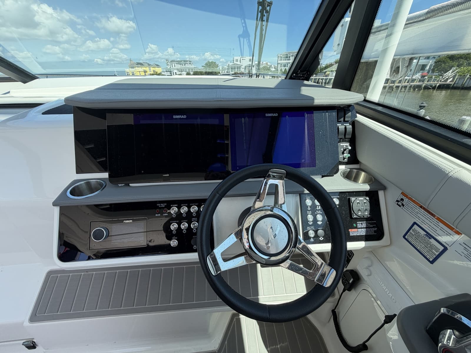 2023 Sea Ray 320 Sundancer - Photo 24