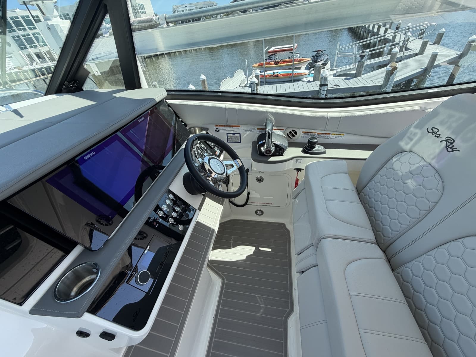 2023 Sea Ray 320 Sundancer - Photo 23
