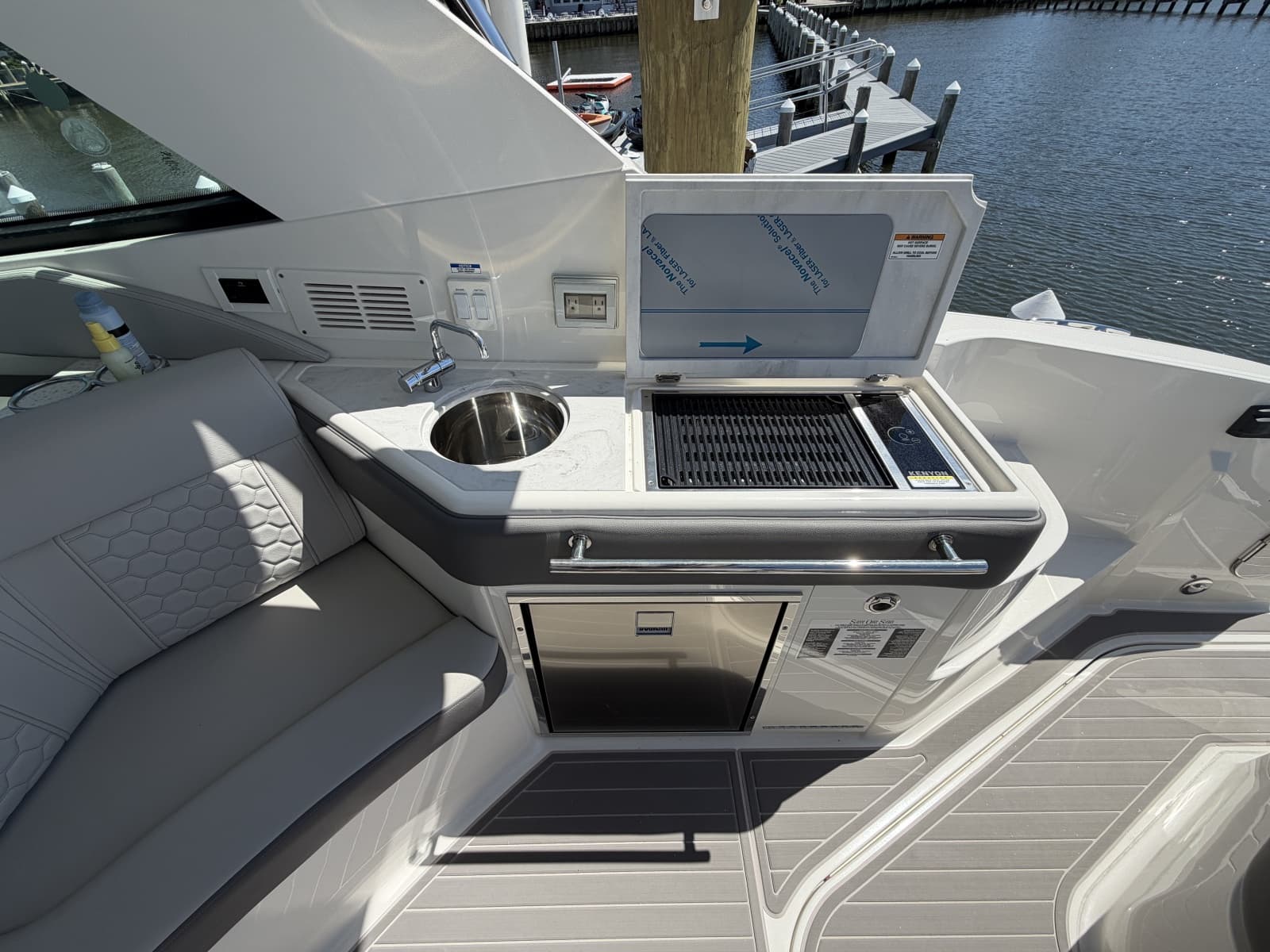 2023 Sea Ray 320 Sundancer - Photo 18