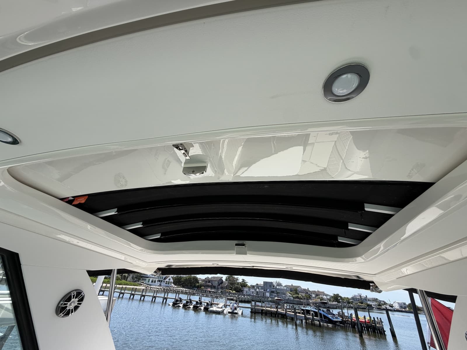 2023 Sea Ray 320 Sundancer - Photo 20