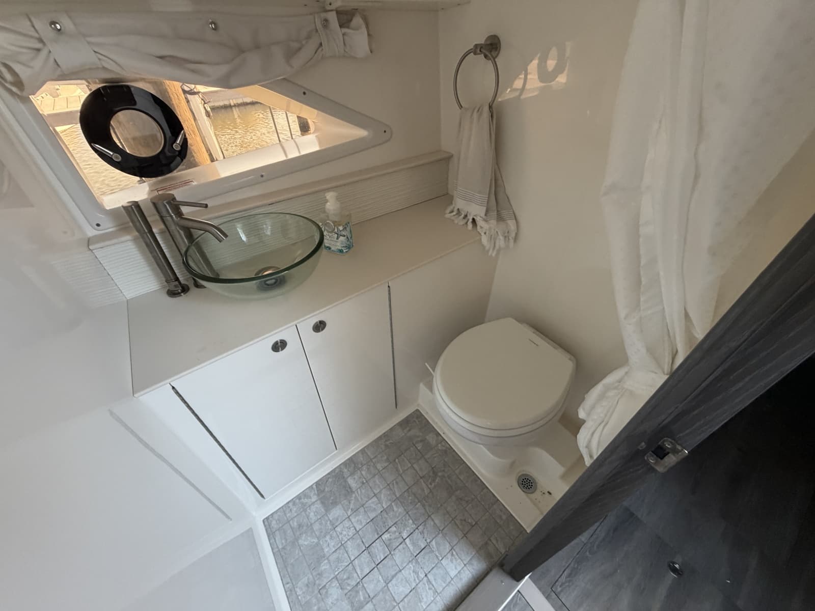 2023 Sea Ray 320 Sundancer - Photo 26