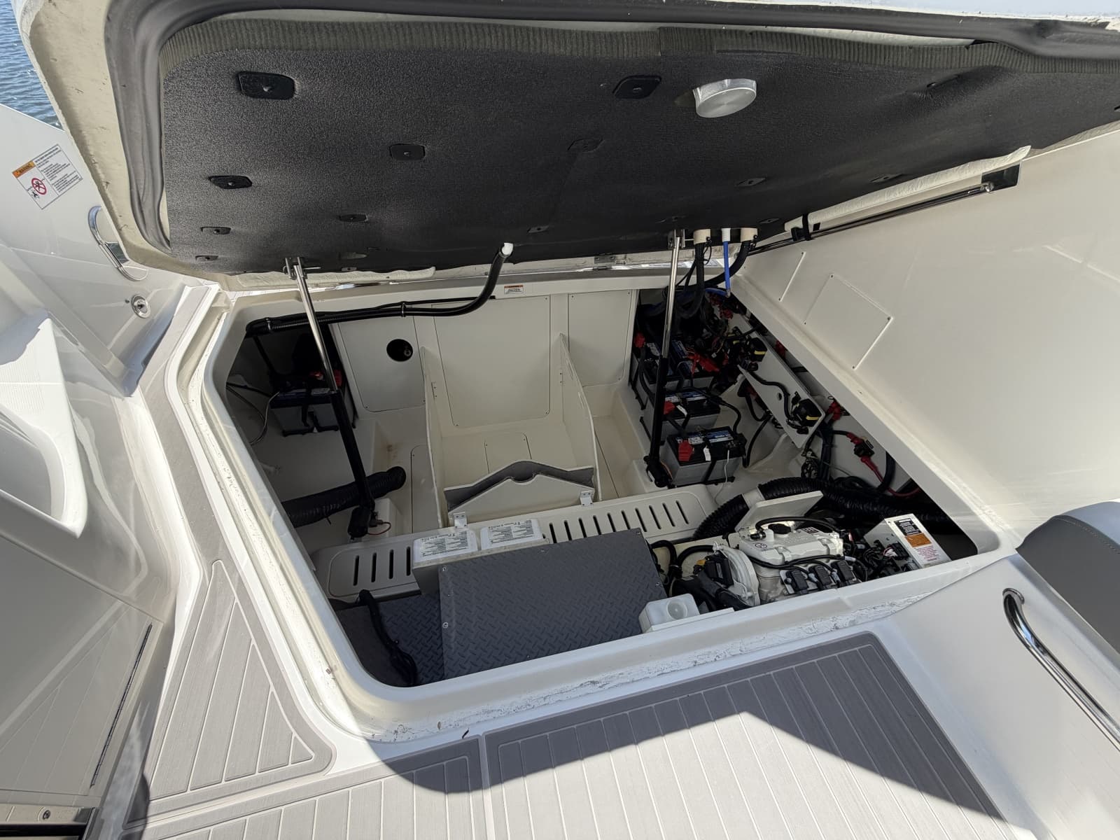2023 Sea Ray 320 Sundancer - Photo 19