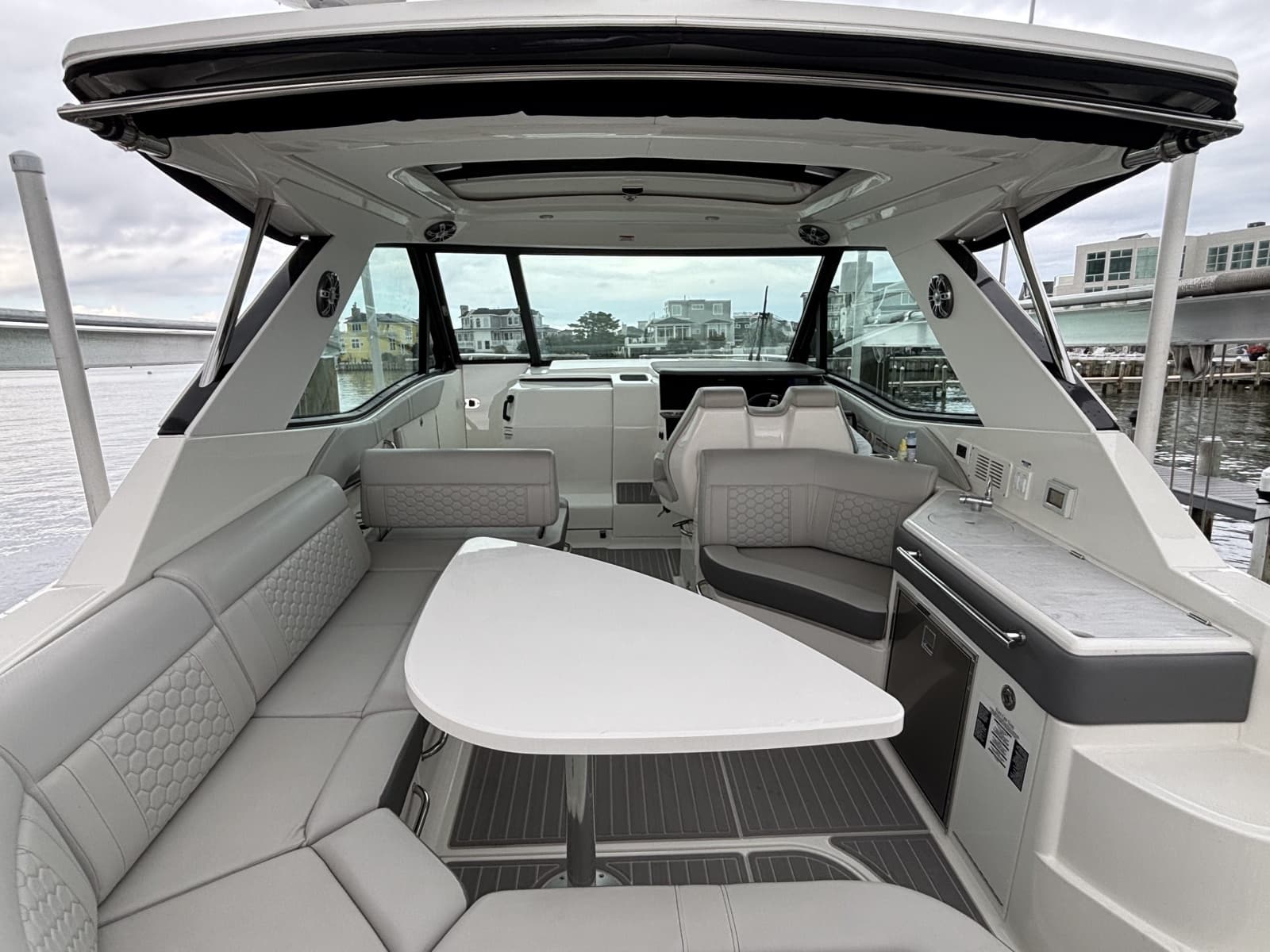 2023 Sea Ray 320 Sundancer - Photo 4