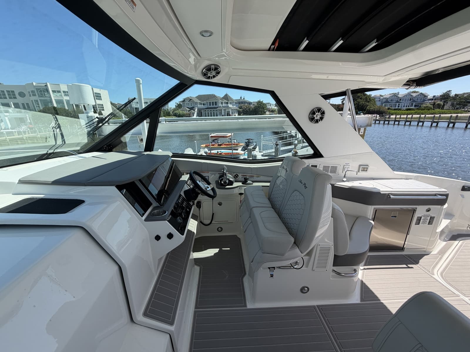 2023 Sea Ray 320 Sundancer - Photo 22