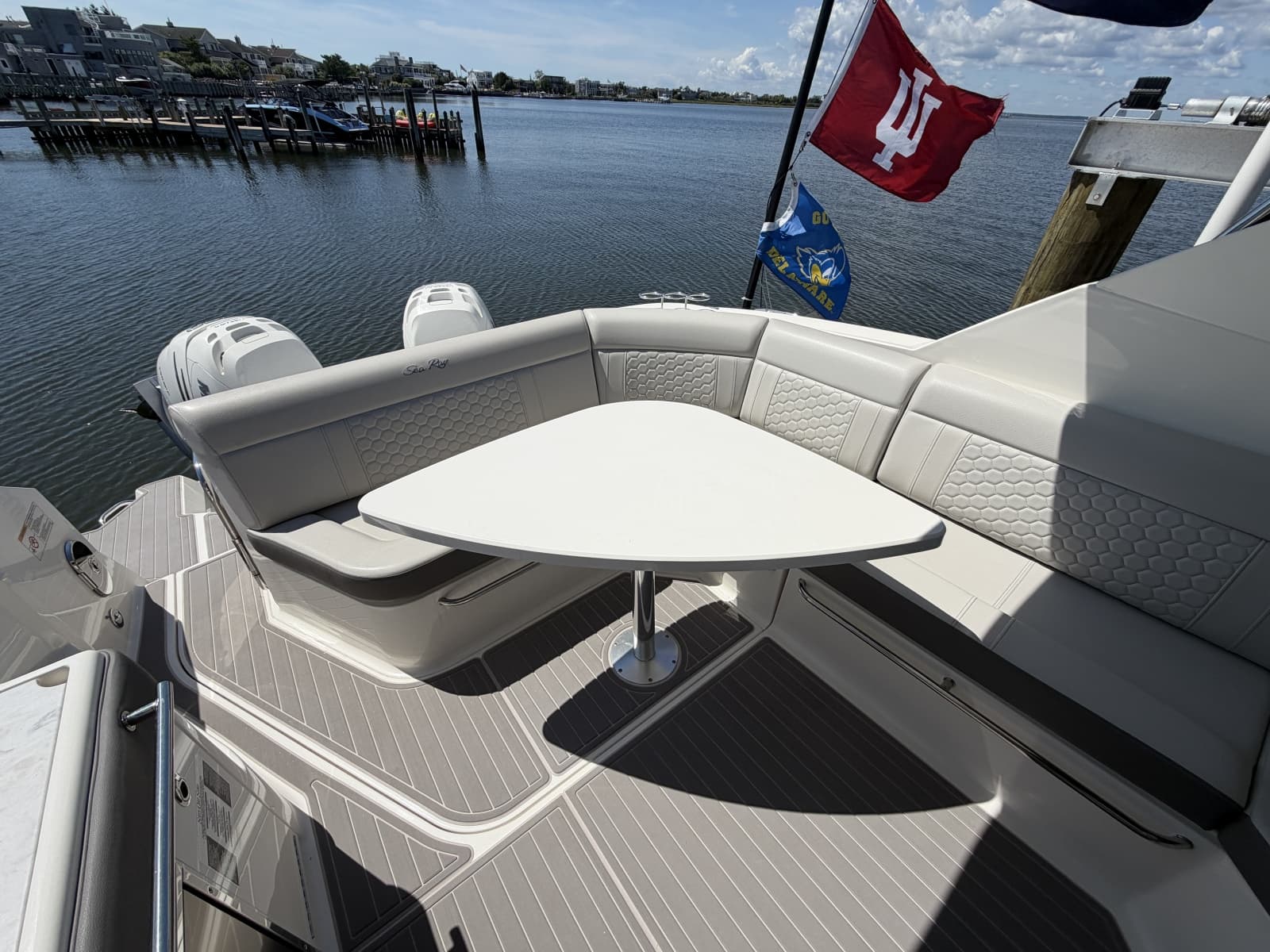 2023 Sea Ray 320 Sundancer - Photo 16