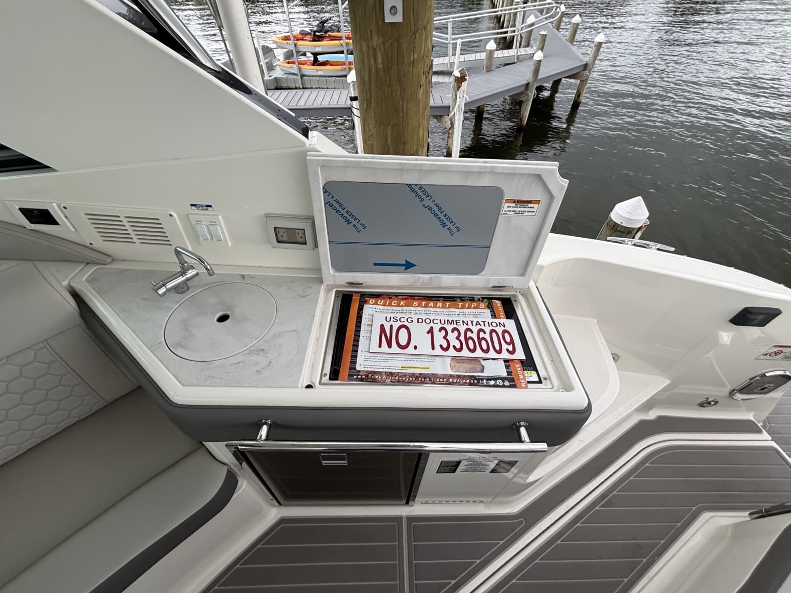2023 Sea Ray 320 Sundancer - Photo 5