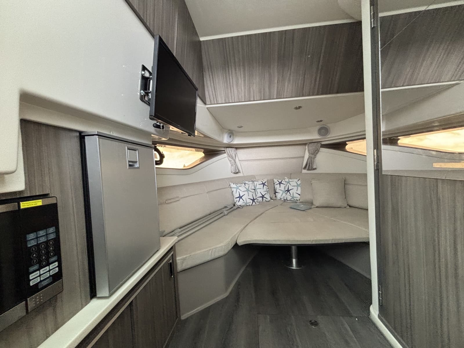 2023 Sea Ray 320 Sundancer - Photo 8