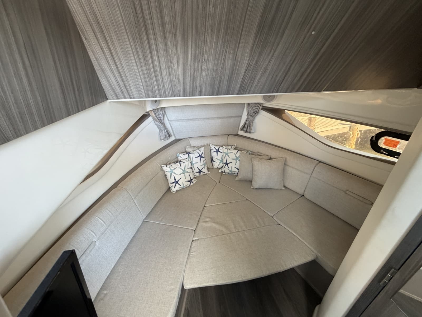2023 Sea Ray 320 Sundancer - Photo 30