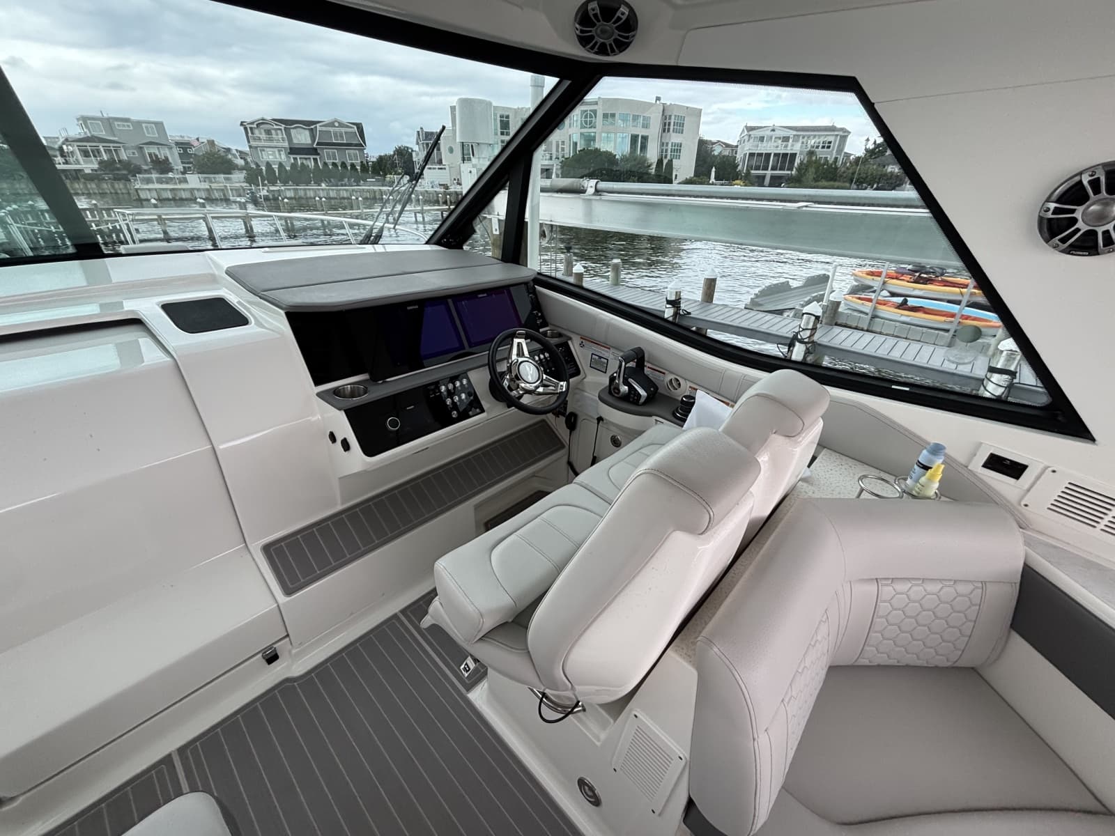 2023 Sea Ray 320 Sundancer - Photo 6