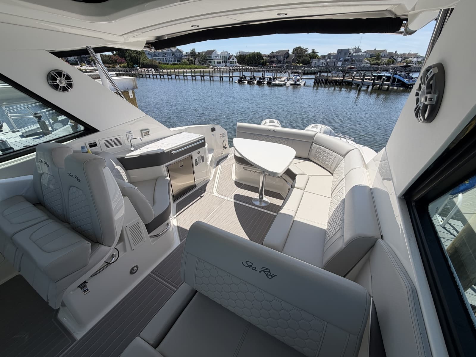 2023 Sea Ray 320 Sundancer - Photo 17