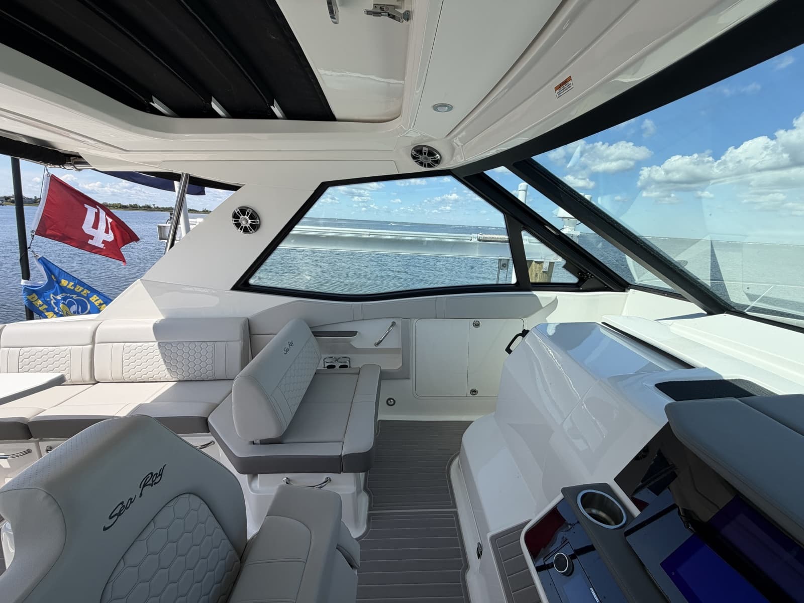 2023 Sea Ray 320 Sundancer - Photo 21