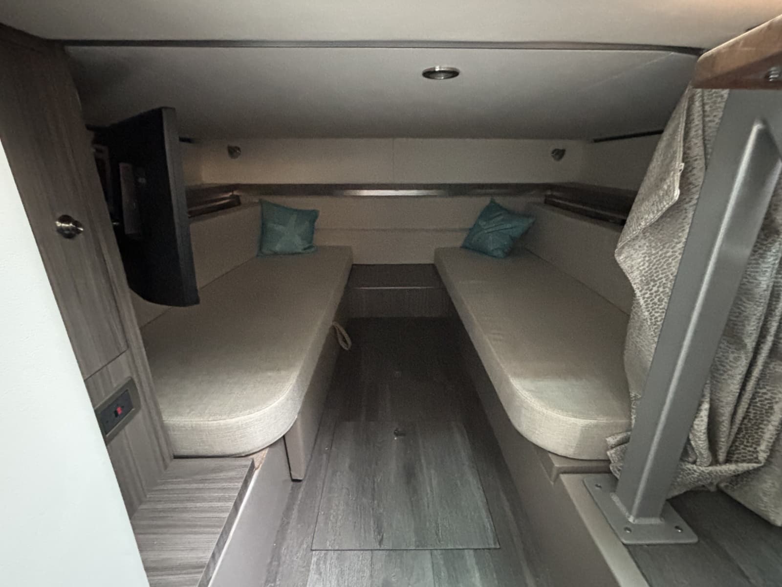 2023 Sea Ray 320 Sundancer - Photo 10
