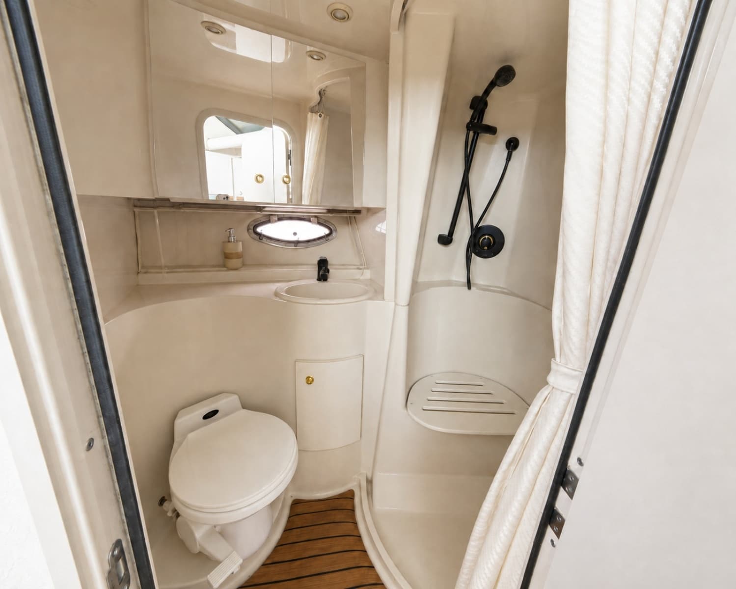 1997 Cruisers Yachts 3950 - Photo 15