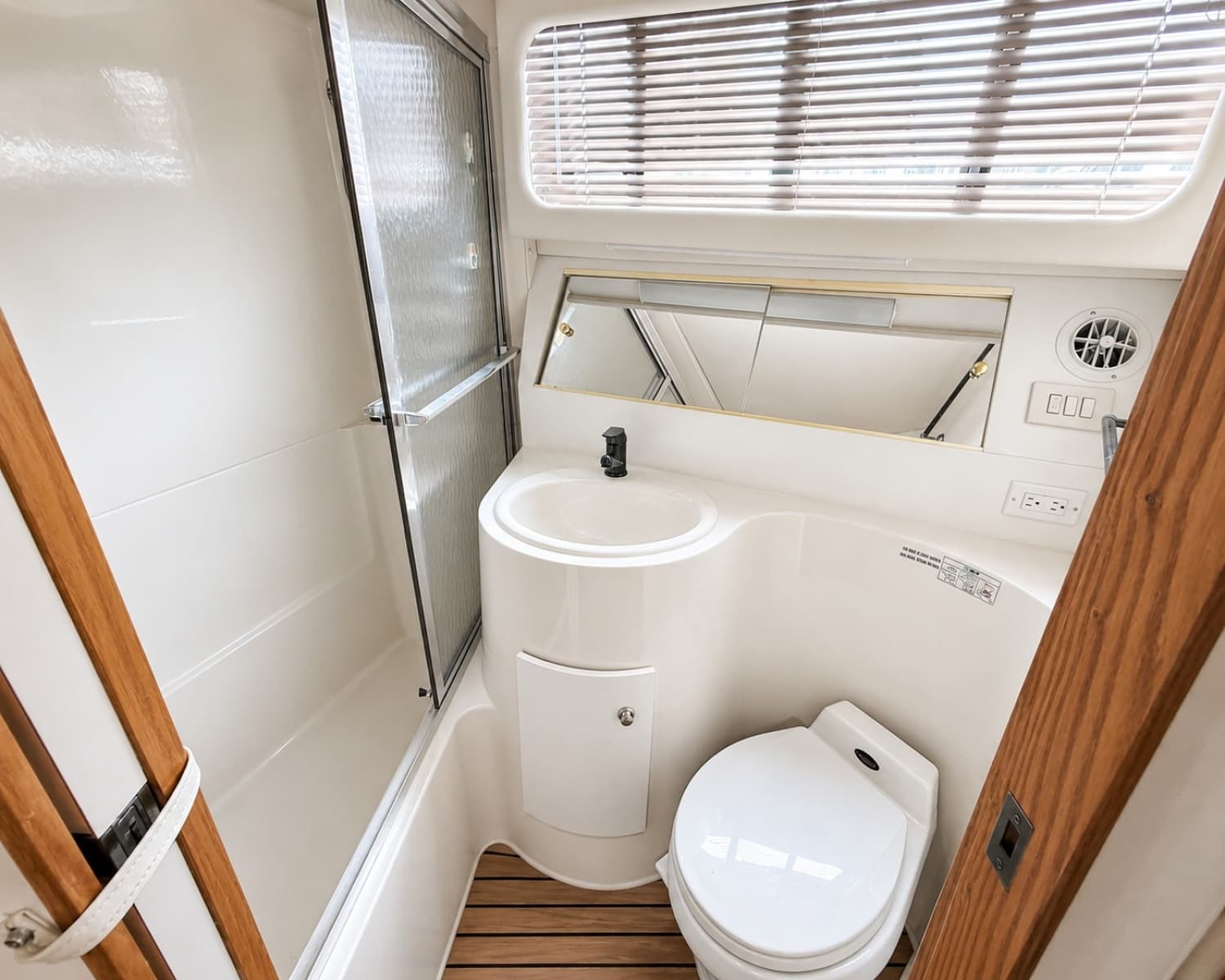 1997 Cruisers Yachts 3950 - Photo 17
