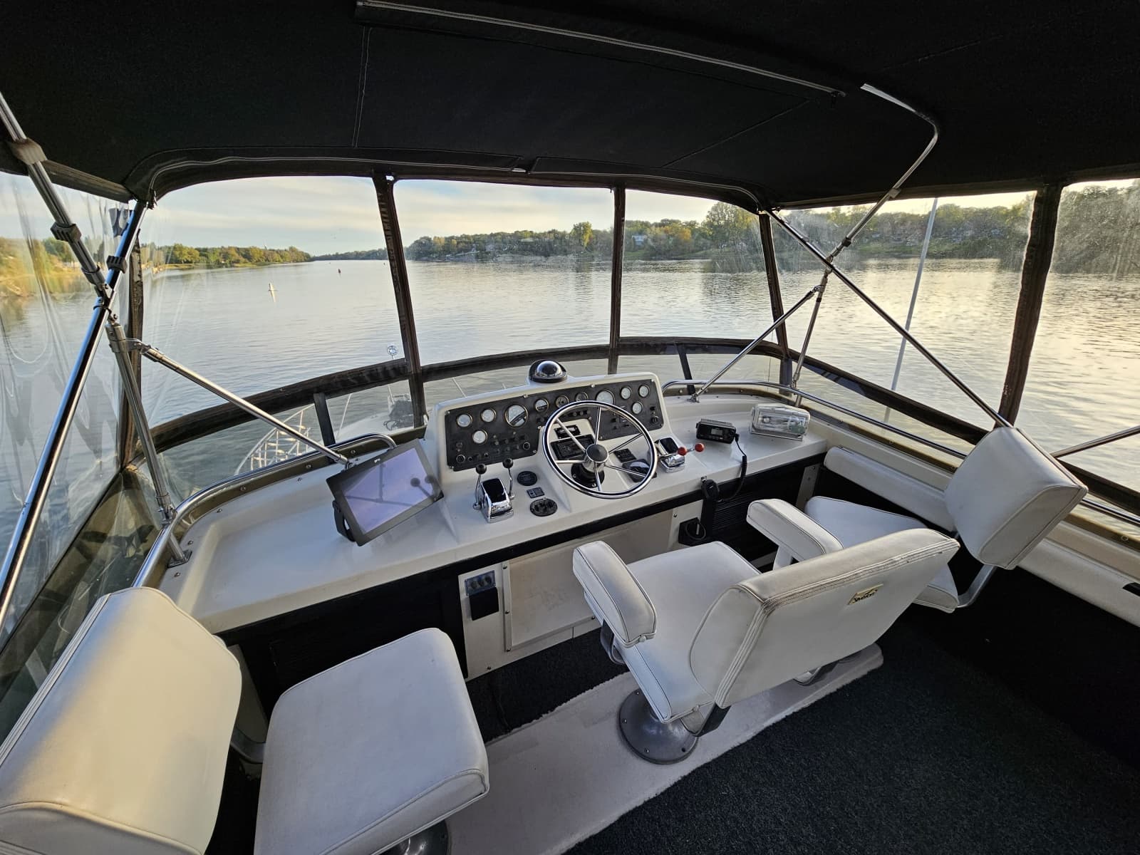 1988 Silverton 40 Aft Cabin - Photo 2