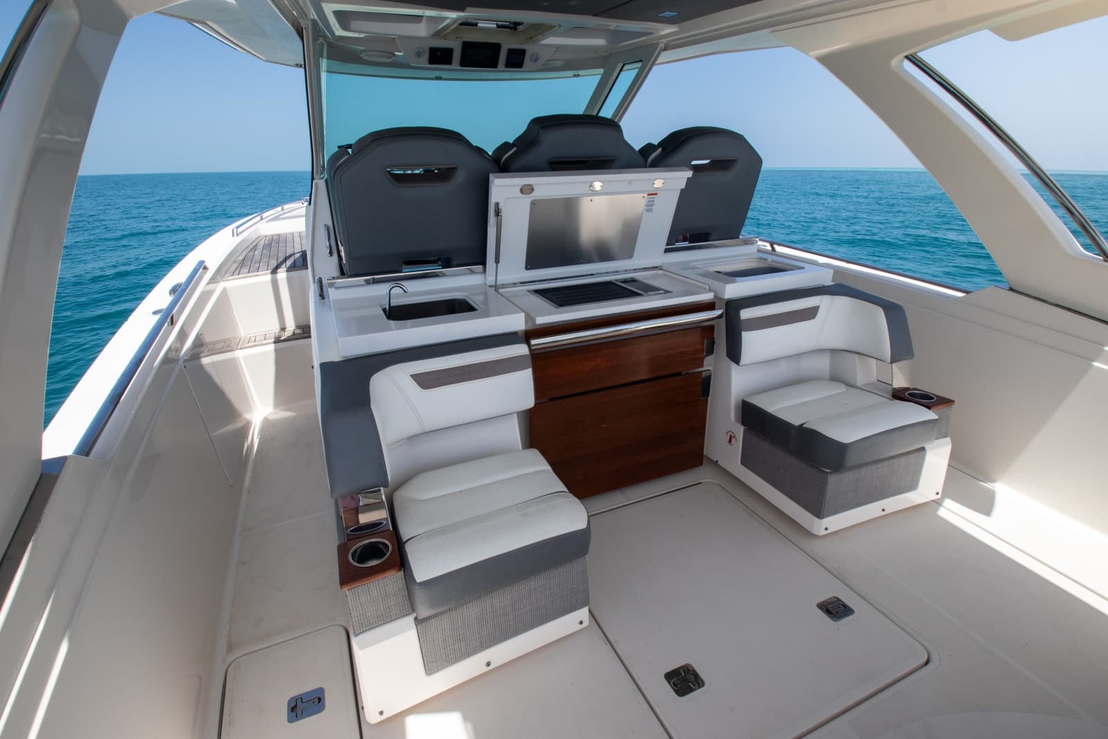 2018 Tiara Yachts  - Photo 11