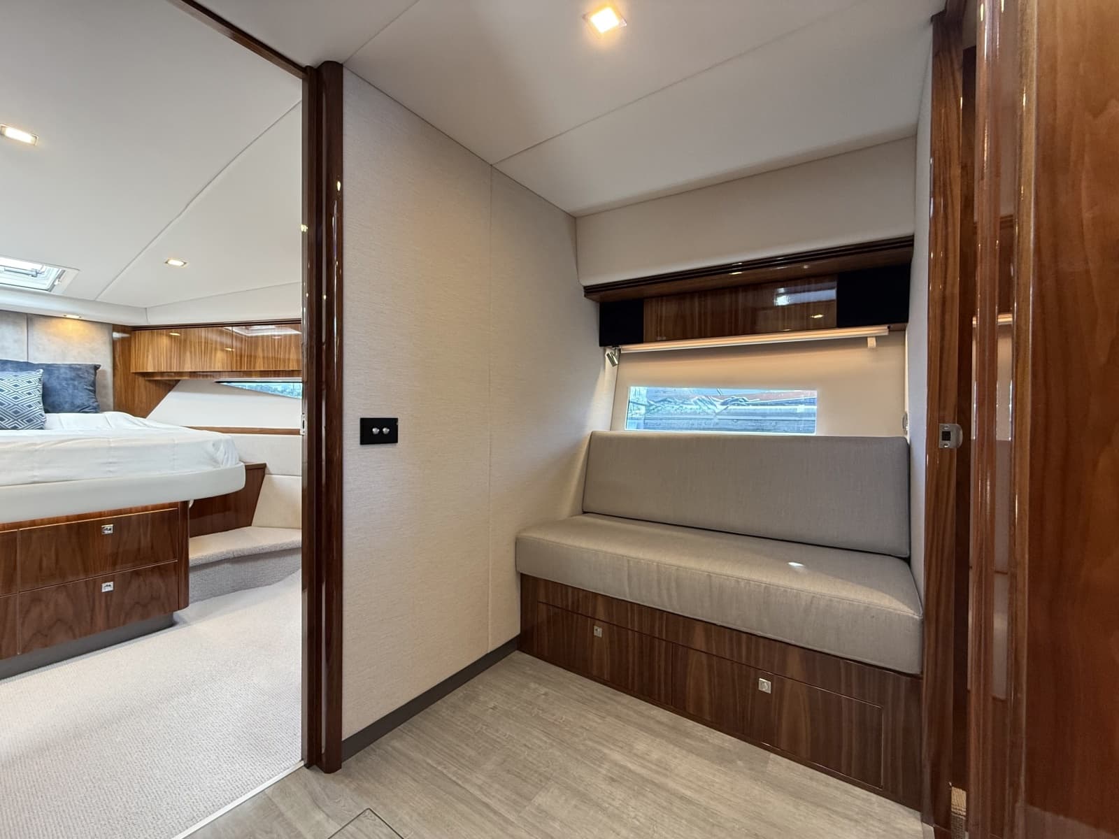 2020 Riviera 4800 Sport Yacht - Photo 37