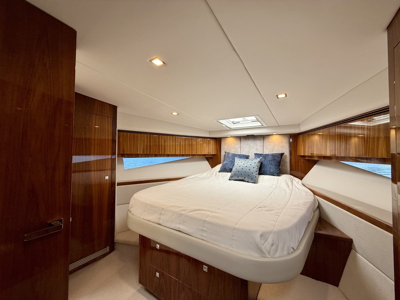 2020 Riviera 4800 Sport Yacht - Photo 36