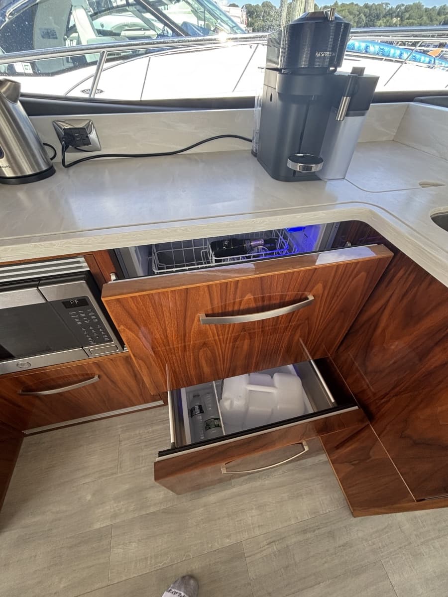 2020 Riviera 4800 Sport Yacht - Photo 27