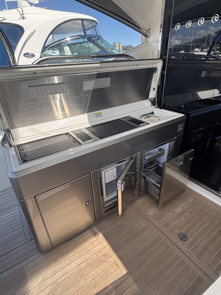 2020 Riviera 4800 Sport Yacht - Photo 14