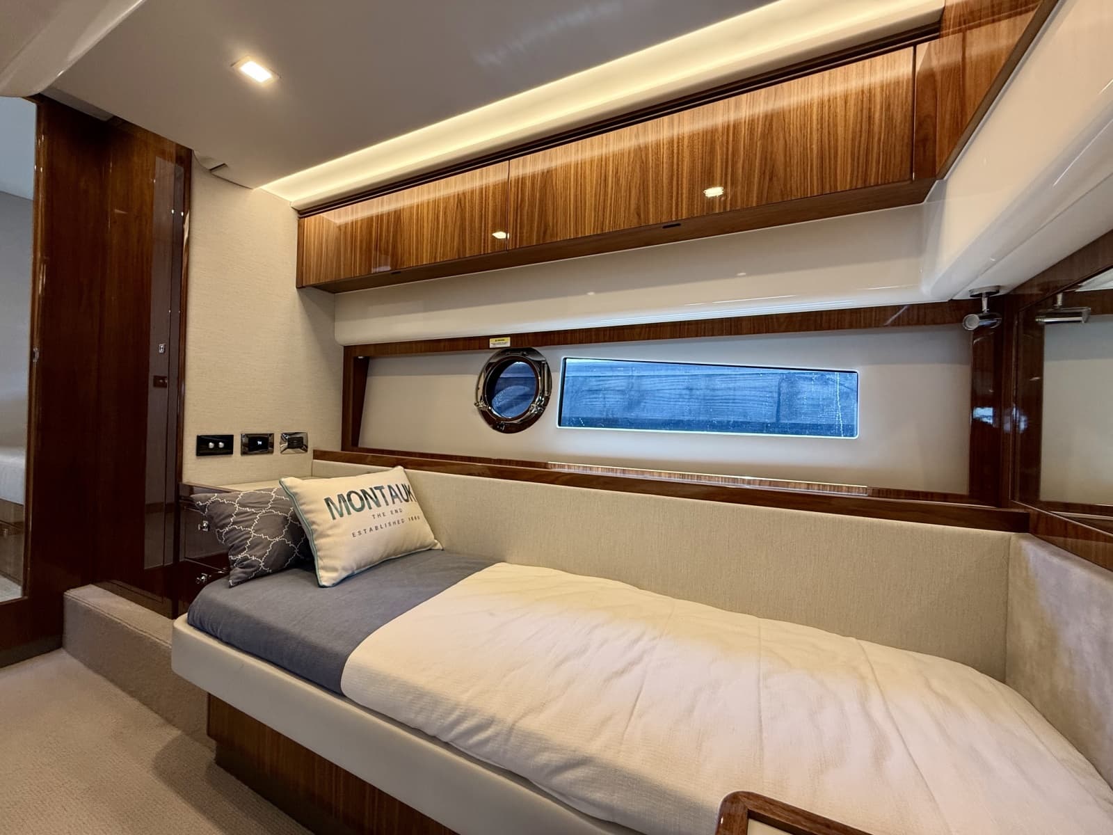 2020 Riviera 4800 Sport Yacht - Photo 44