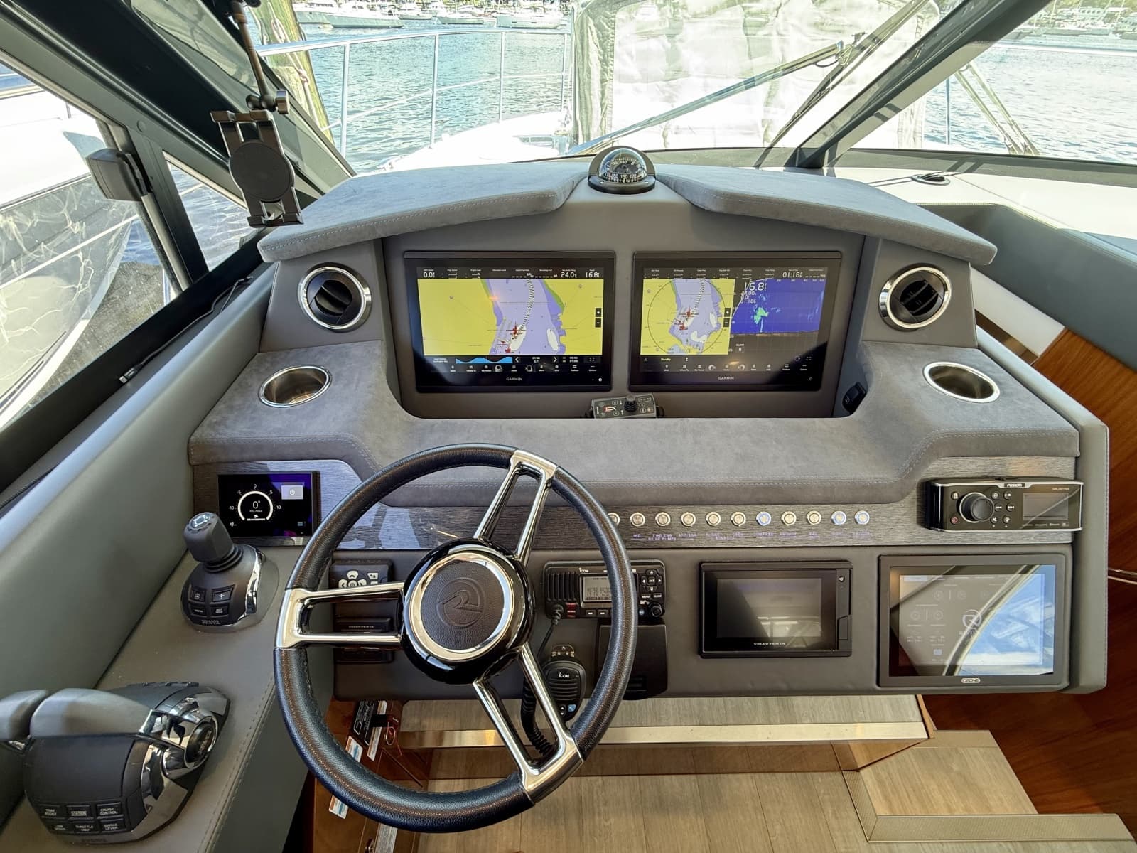 2020 Riviera 4800 Sport Yacht - Photo 34