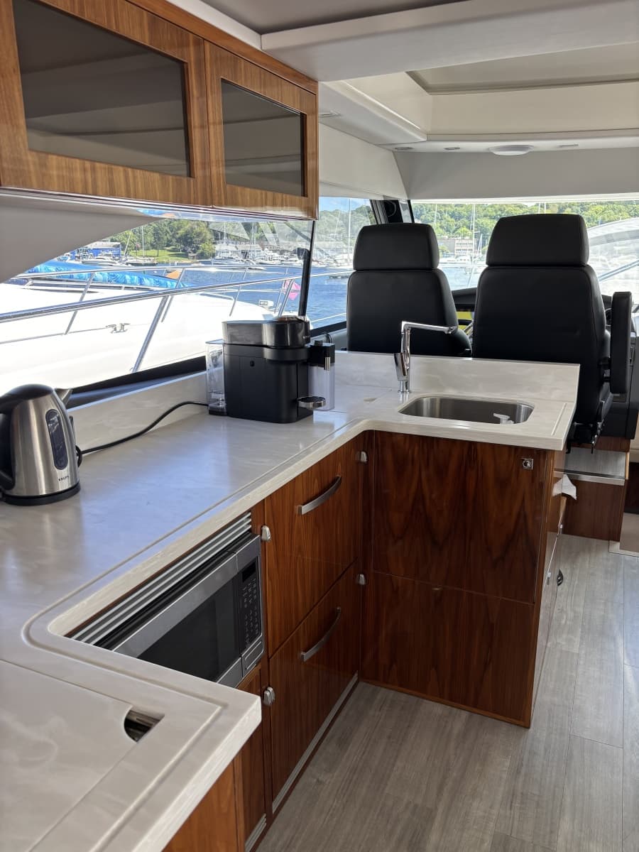 2020 Riviera 4800 Sport Yacht - Photo 23